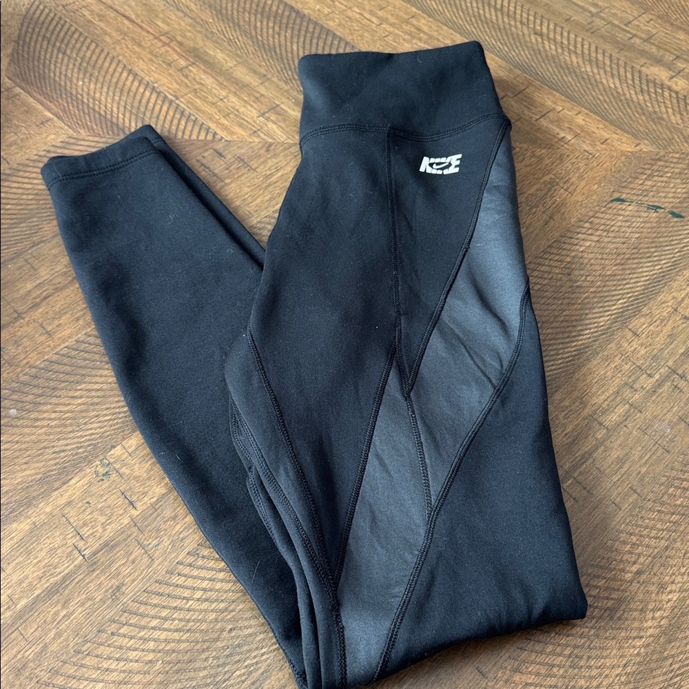 Nike Women's Black Leggings therma fit small